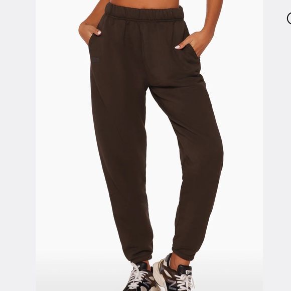 Sold on Depop - SET ACTIVE Unisex Sweatpants - ESPRESSO
L / Espresso - Picture 2 of 7